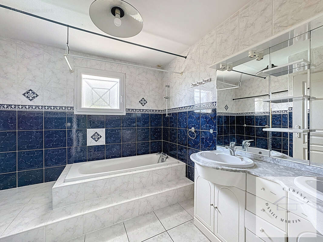 A vendre - maison a etage avec jardin et garage begles - photo 15