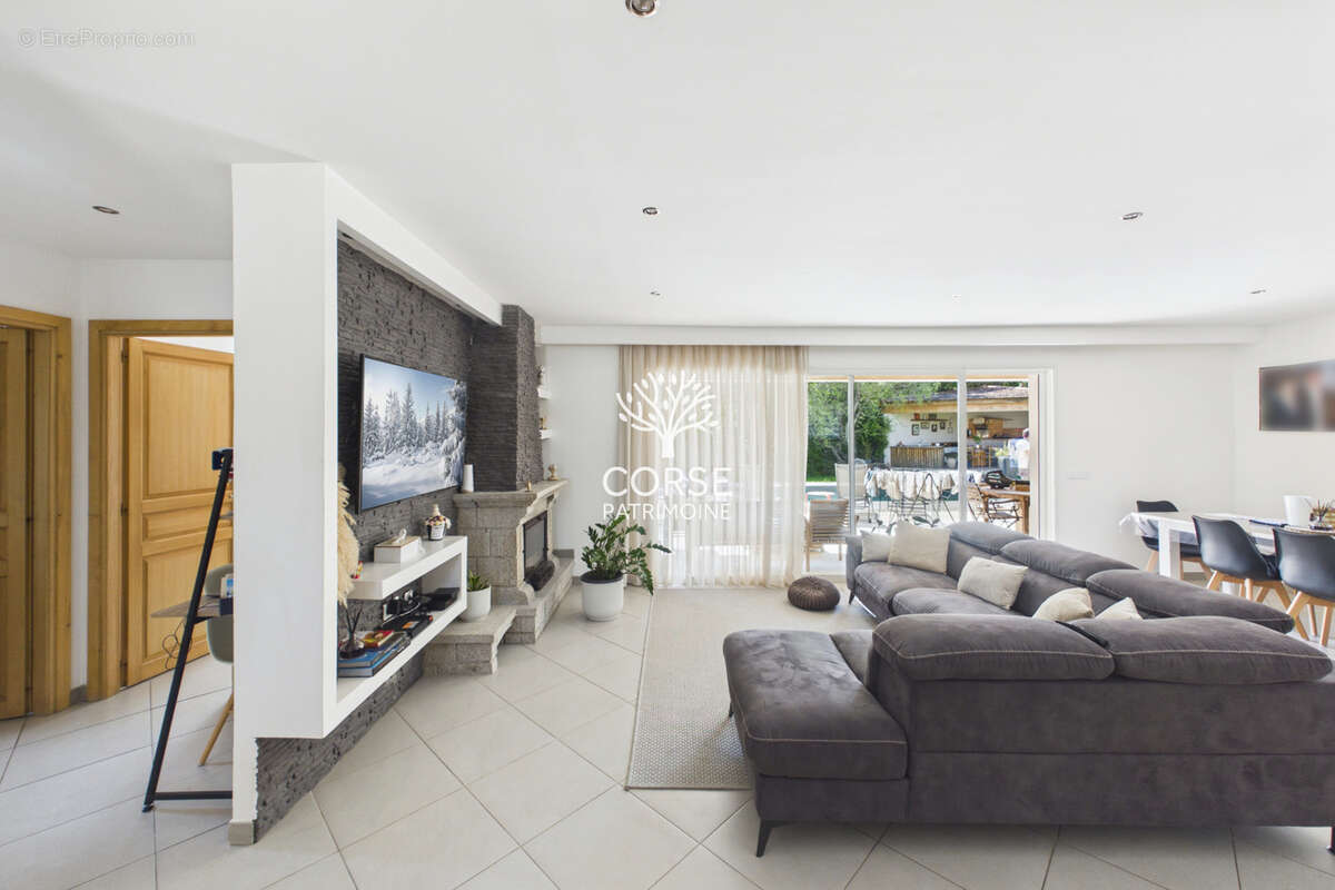 Maison avec piscine et dépendance - photo 13