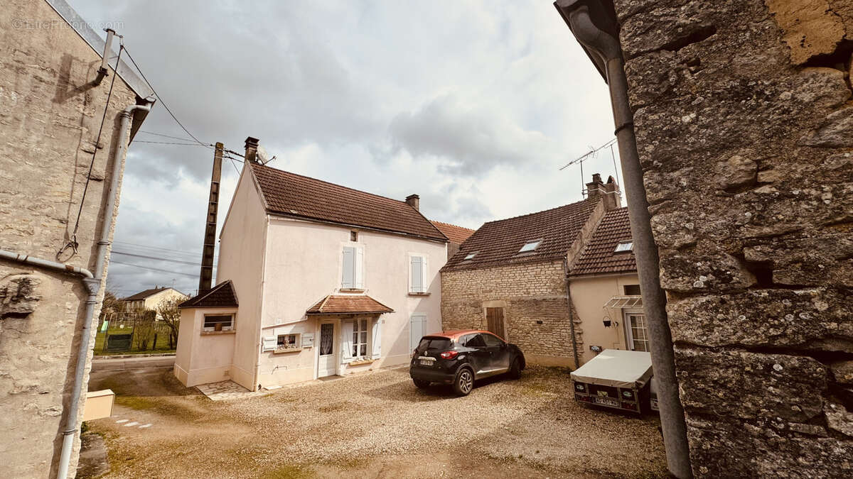 Maison en pierres apparentes située dans la vallée du Serein à MASSANGIS 165 580  €  F.A.I. - photo 3