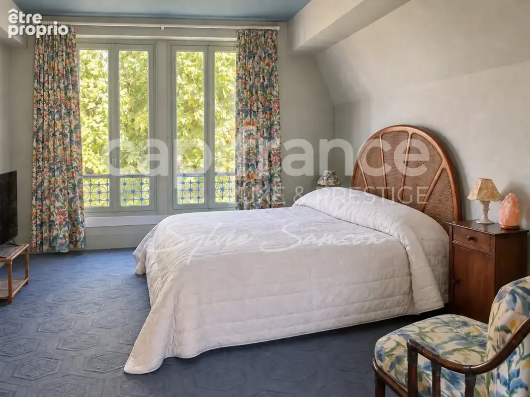 Mantes-la-Jolie – Demeure de caractère de 380 m², 14 pièces, jardin et garage - photo 13