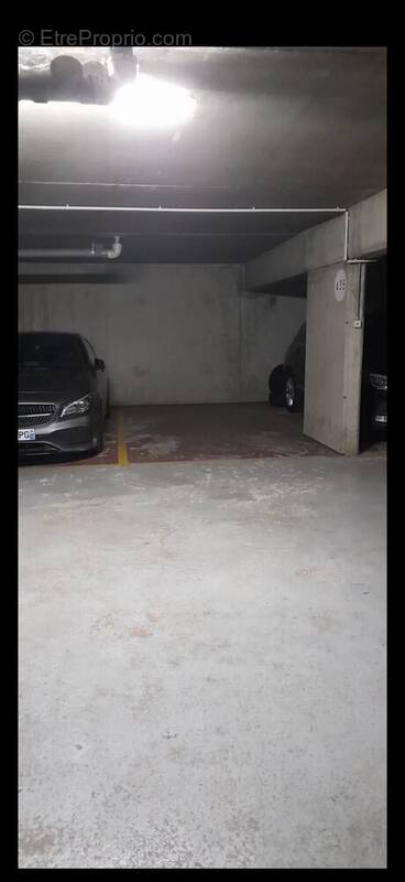 Parking à PARIS-18E