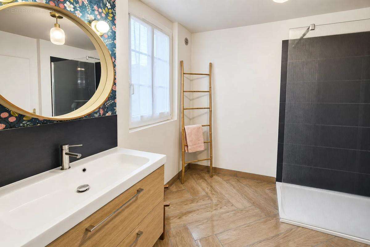 Maison 5 pièces avec dépendance et jardinet - photo 2