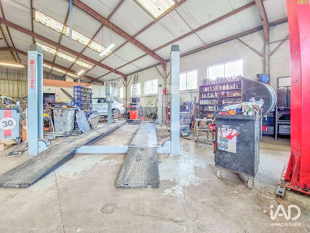 Photo 2 - Commerce à MONTBOUY