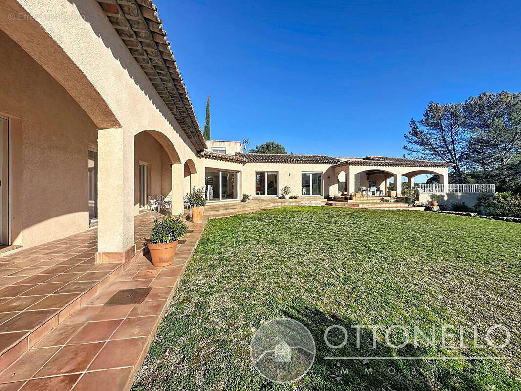 Maison à ROQUEBRUNE-SUR-ARGENS