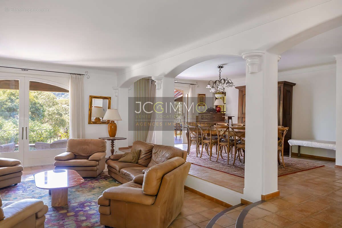 Élégante villa provençale de 194m2 habitables avec piscine à débordement sur 1694m2 de terrain. - photo 11