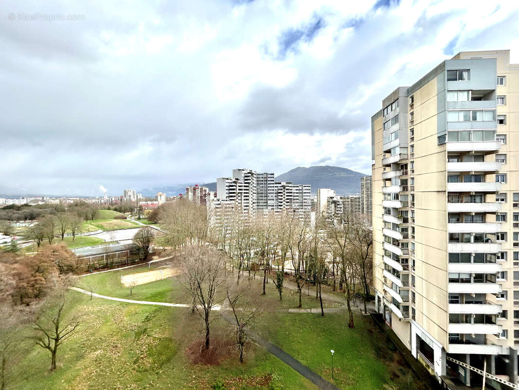 GRENOBLE - Avenue de Constantine : T4 au 8ème étage avec cave et garage. - photo 10