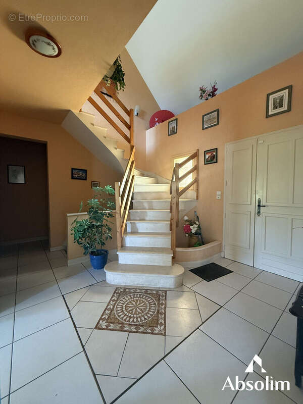 Maison 210 m² à Beaufort-En-Vallee  - photo 5