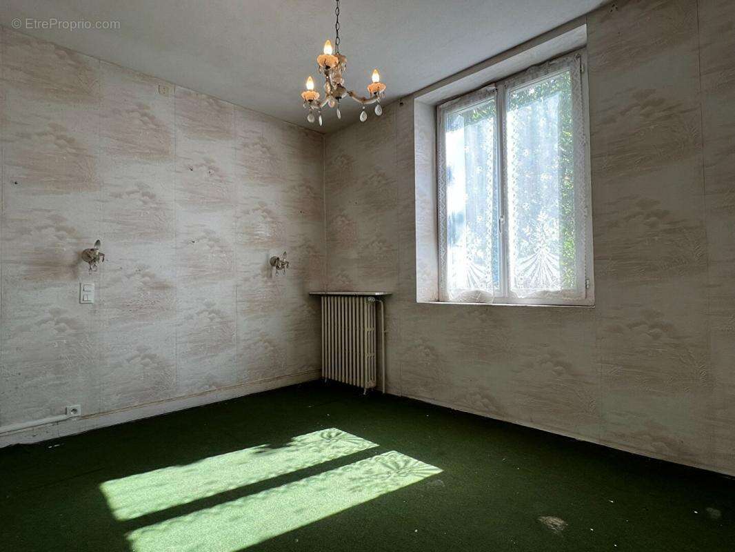 Maison à NOTRE-DAME-DE-SANILHAC