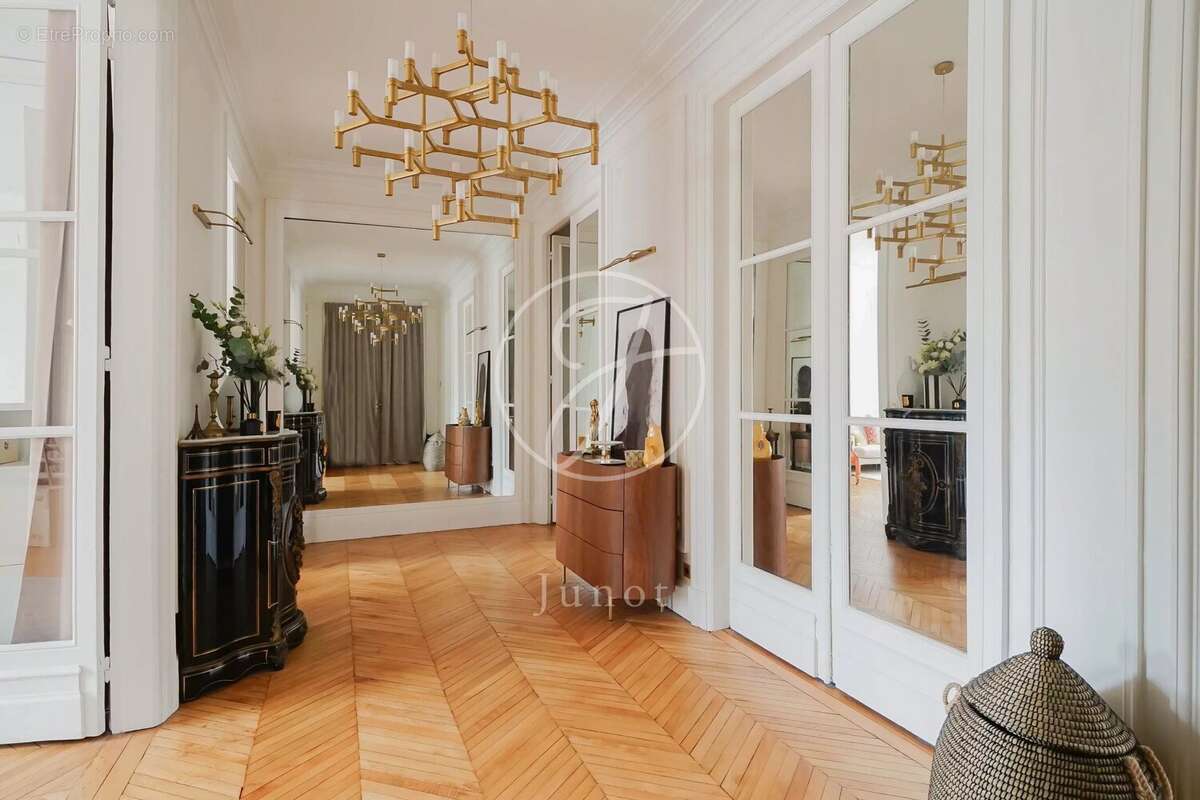 Commerce à PARIS-6E