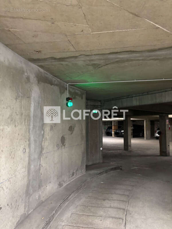 Parking à PARIS-17E