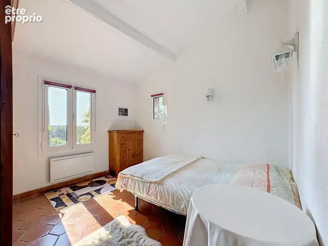 Grande maison familiale de charme avec piscine à débordement, terrasse en bois exotique et terrain arboré de 1 709 m² — Fréjus - photo 21
