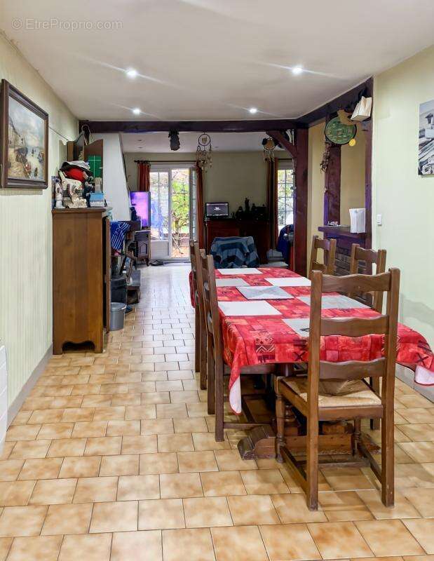 Maison à MARCILLY-EN-VILLETTE