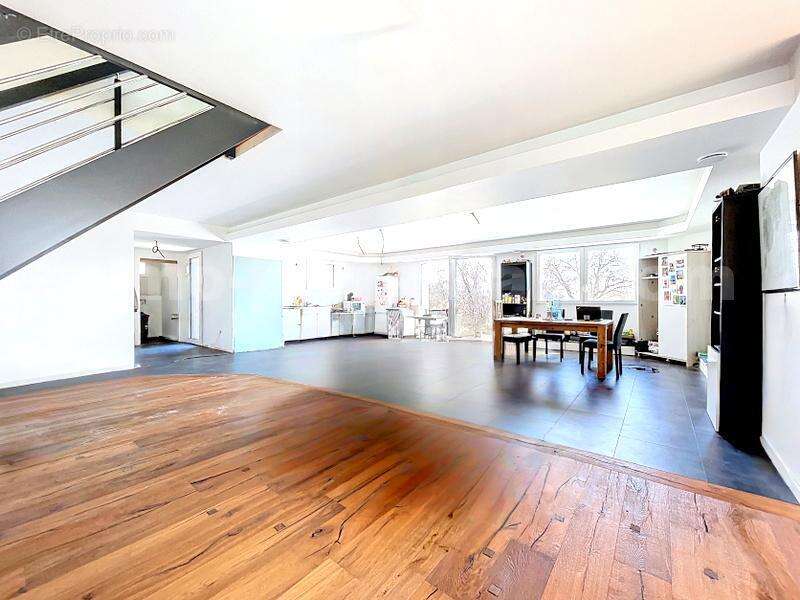 Maison_Cruseilles_grand_espace_proche_ecole_genève_frontière_suisse_ceva_bus_commerces_lumineux_calme_piscine_terrasse_extérieur_séjour_salon_cuisine_chambre_1_2_3_4_salle_de_bains_jardin_terrain_ - Maison à CRUSEILLES