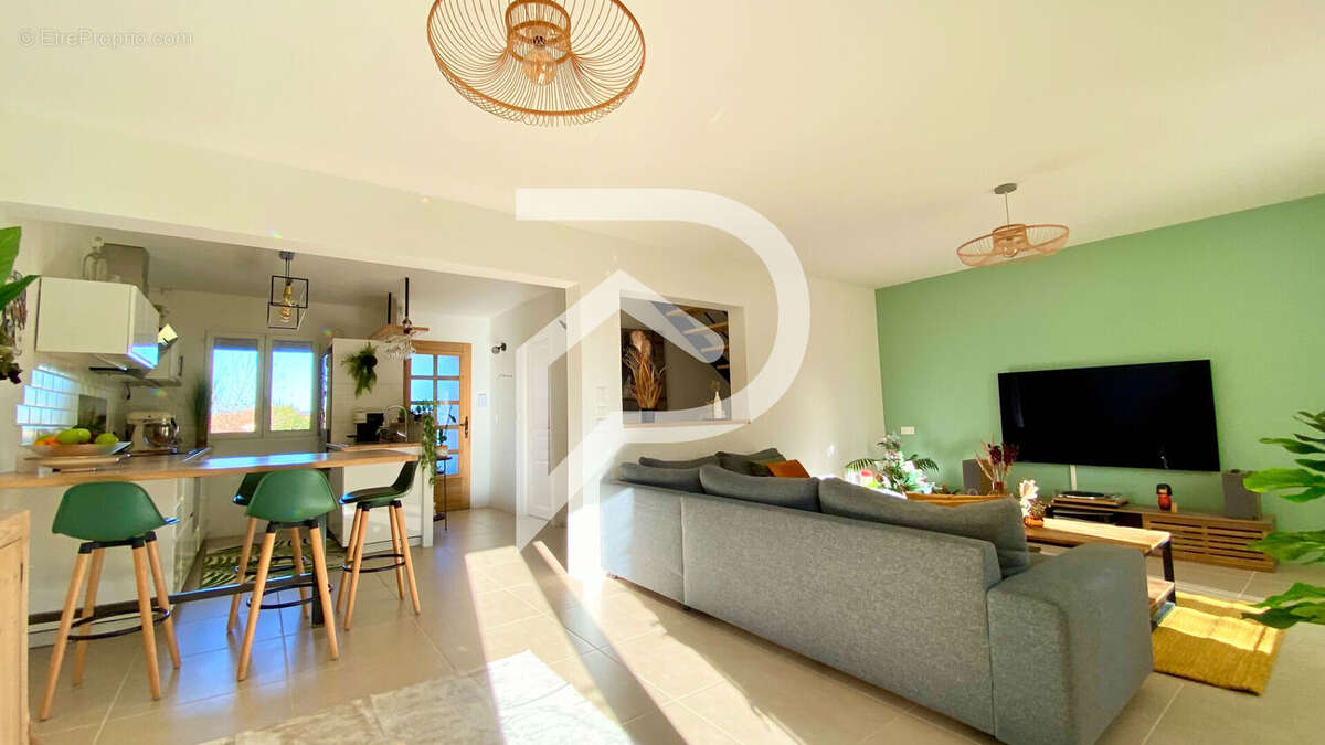 Maison à LE PUY-SAINTE-REPARADE