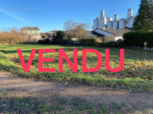 Terrain à VERTAIZON