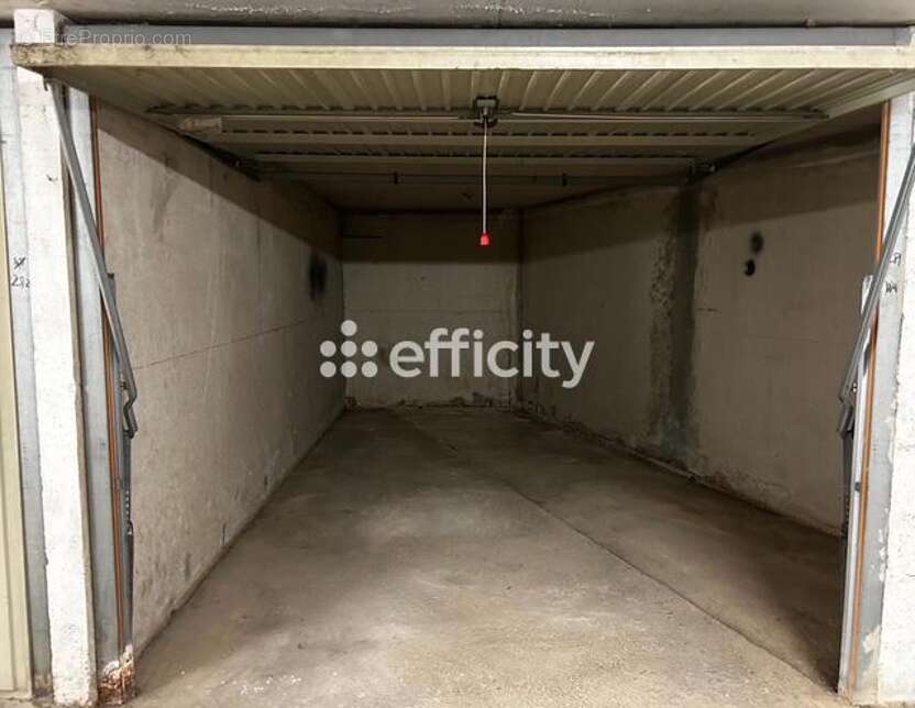 Parking à BORMES-LES-MIMOSAS