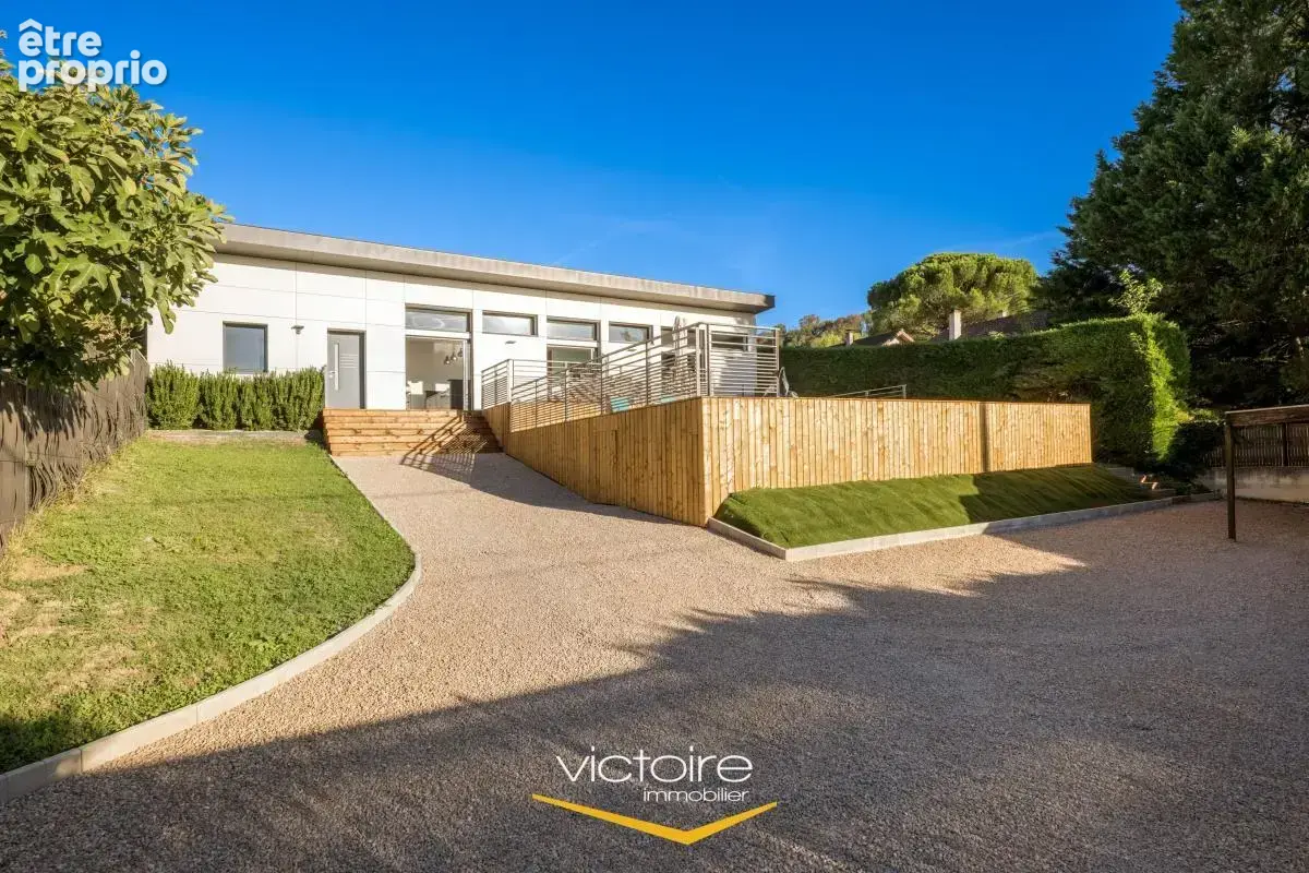 Bourgoin-Jallieu, Mozas – Maison contemporaine de 5ch, 166 m² avec vue incroyable, piscine chauffée et DPE B - photo 4