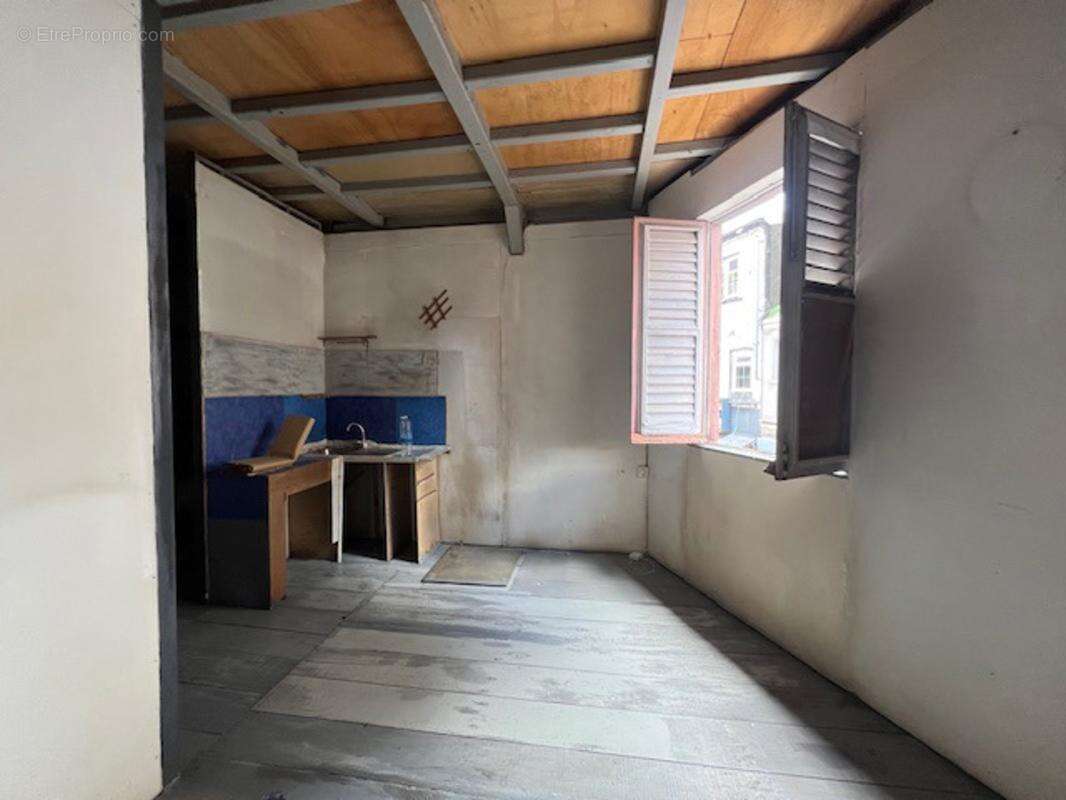Immeuble a vendre a fort de france : local + t2 - photo 3