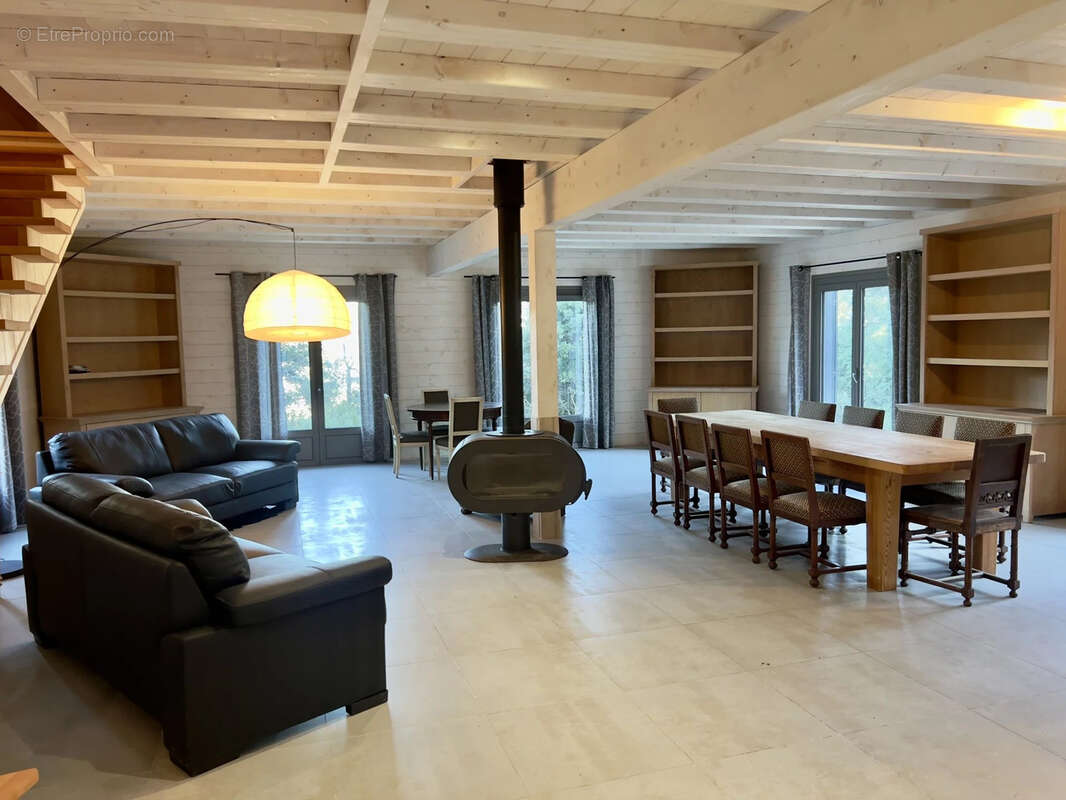 Bastide provençale de 230 m2 . En pleine nature à Châteauvert , Terrain de 1 hectare avec vue panoramique - photo 2
