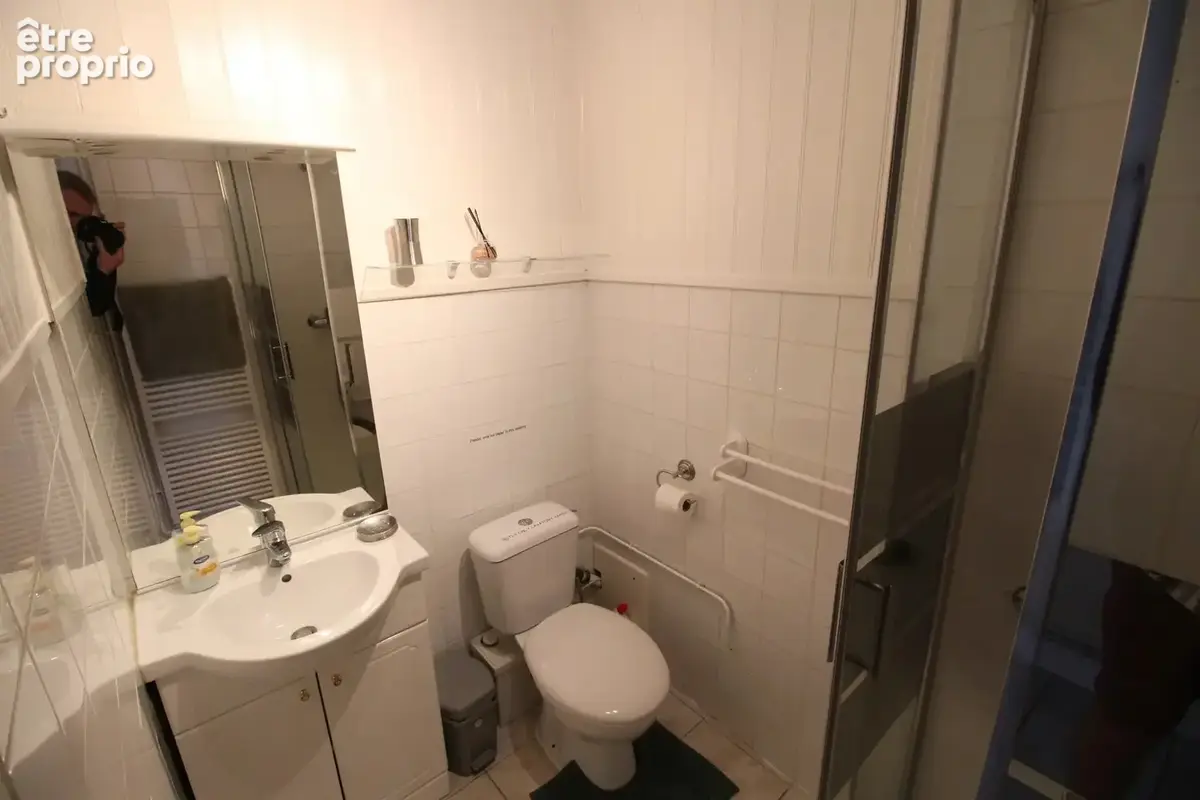 En bordure de village, maison indépendante de quatre chambres avec deux gîtes de deux chambres, grand jardin et piscine - photo 16