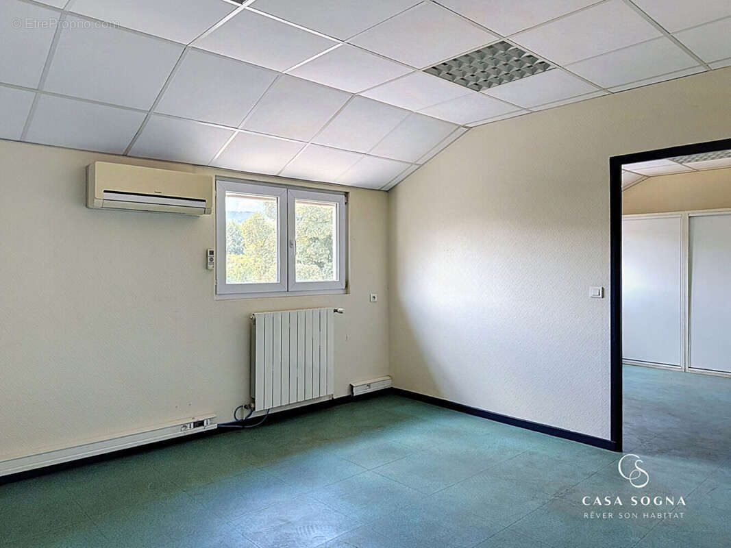 Local d'activité/industriel - 1000 m² - Saint-Étienne-des-Oullières - photo 9