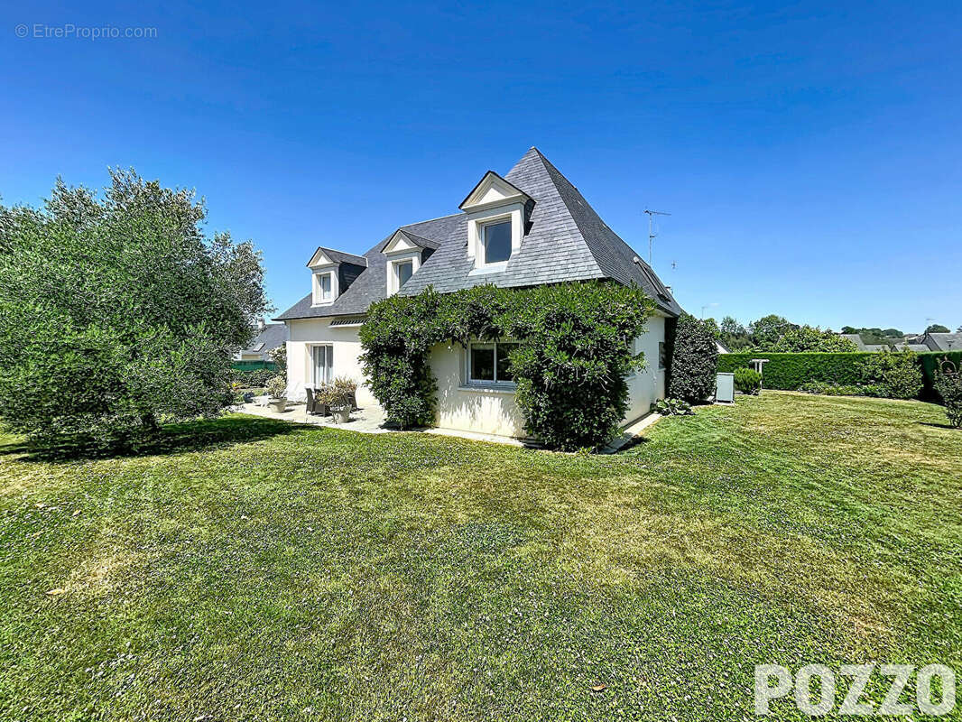 A Vendre - Élégante maison bourgeoise de 180 m² en plein coeur de Saint-Hilaire-du-Harcouët - photo 3