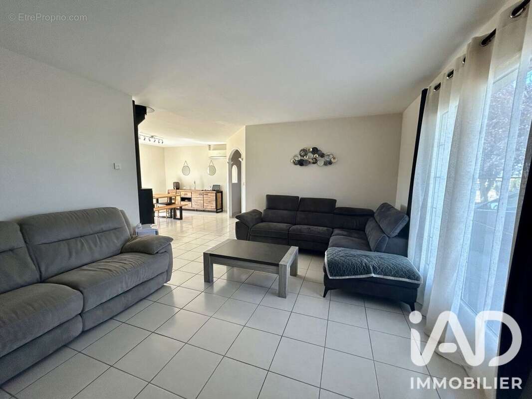 Maison 140 m² à Neuille  - photo 4