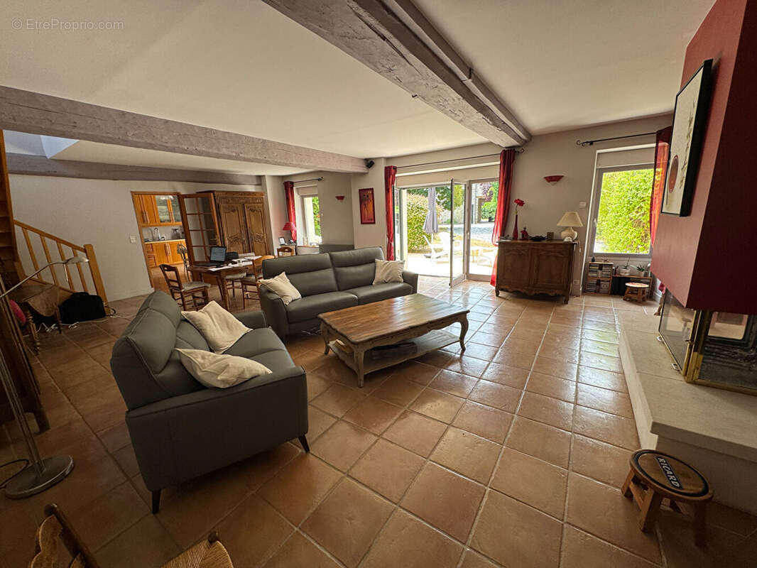 Maison ancienne du 19ème siècle en pierres  avec grande dépendance  Proche Thoiry  7 pièces 210 m2 - photo 5