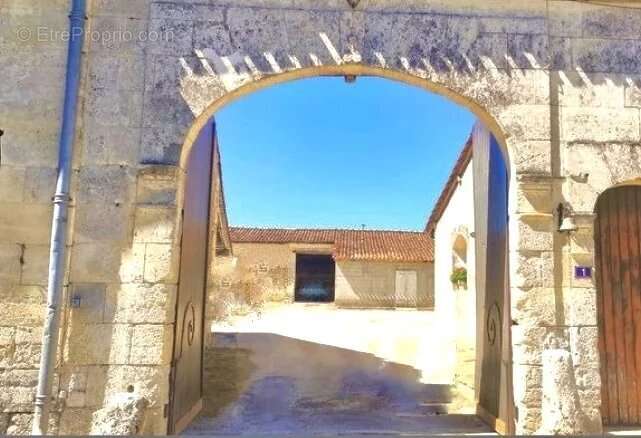 Maison à VILLEBOIS-LAVALETTE