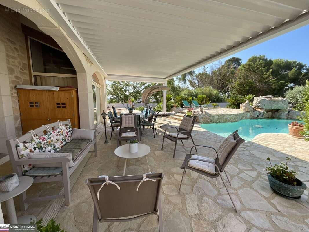 Cadre d'exception pour cette villa provençale T6 + mezzanine offrant 218 m² en 4 faces sur 2 095 m² de terrain - photo 2