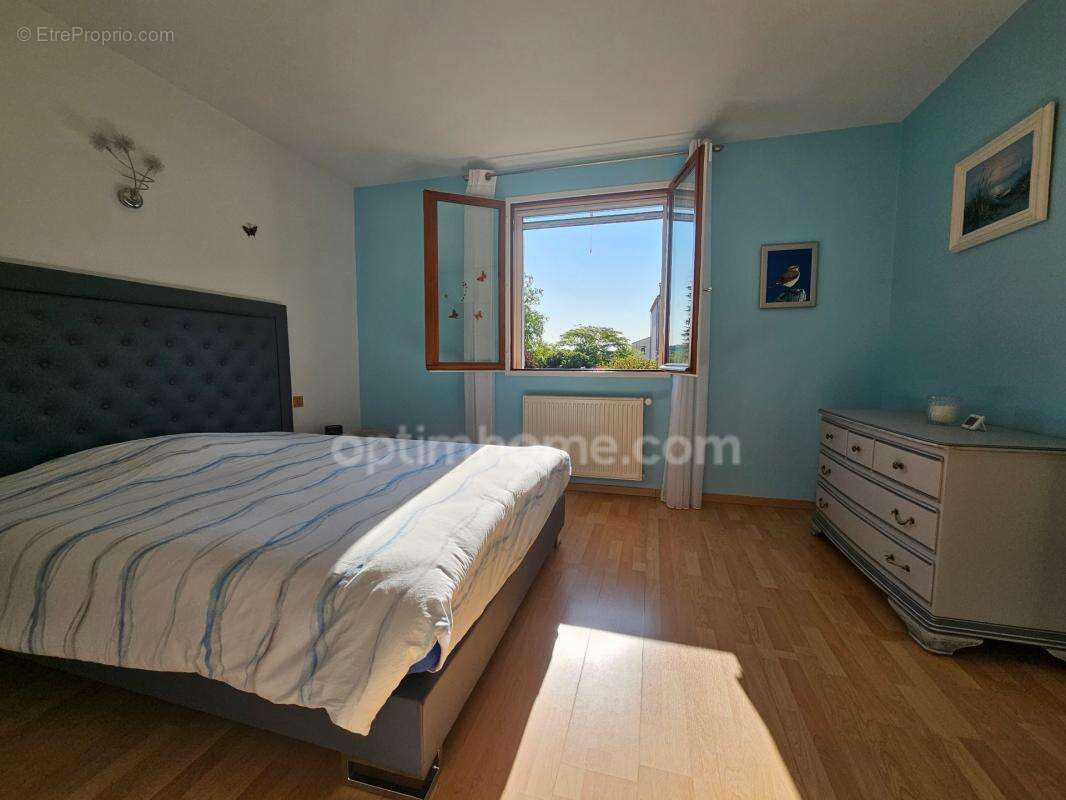 Maison à vendre 4 chambres 133 m² CHAMPNIERS (16) - photo 5