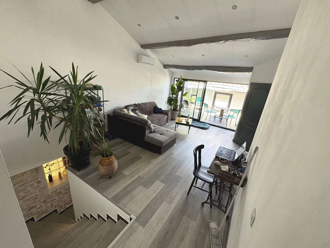 Maison à SAINT-JEAN-DE-MARUEJOLS-ET-AVEJAN