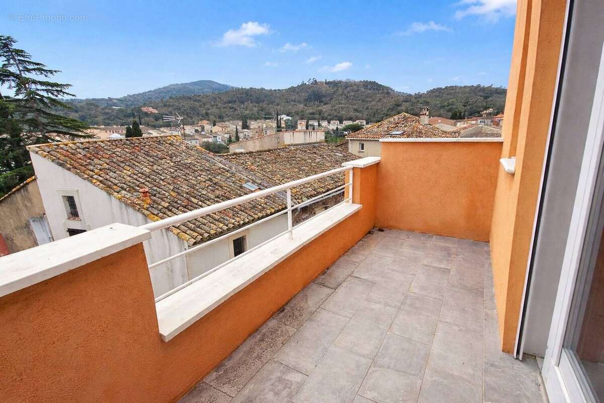 Appartement à ROQUEBRUNE-SUR-ARGENS
