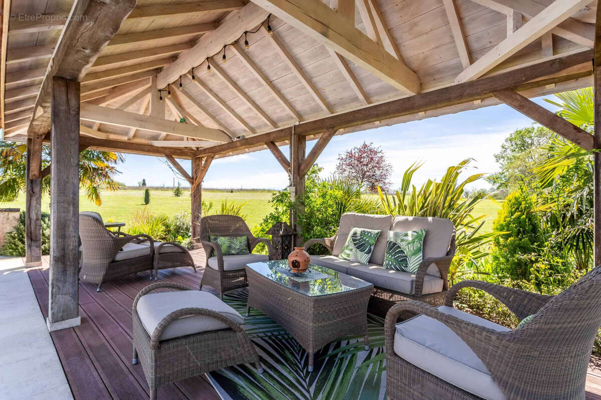 Maison de campagne avec piscine, dépendances, grange, terrain. - photo 7