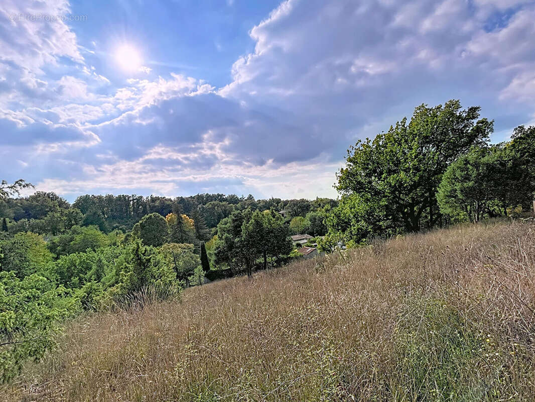 Terrain à MONTAGNAC-MONTPEZAT