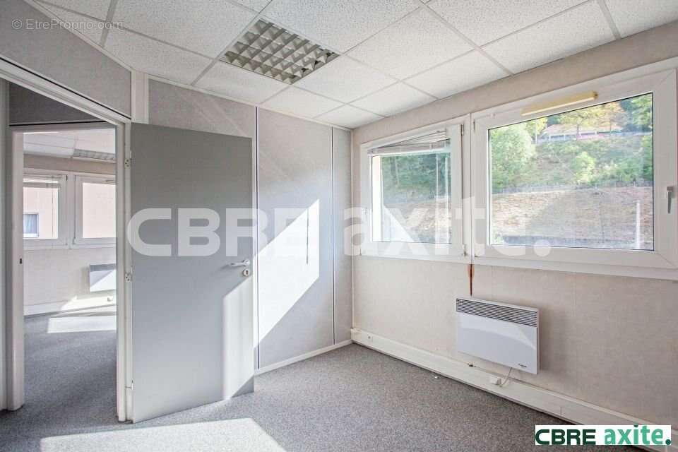 Commerce 190 m² à Bourgoin-Jallieu  - photo 2
