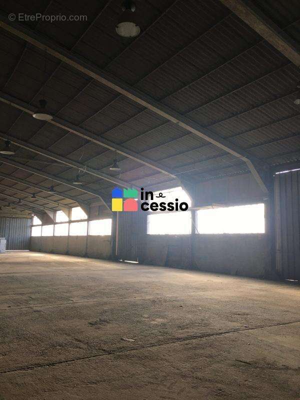 À VENDRE – Bâtiment d'activité d'environ 2 200 m² - photo 2