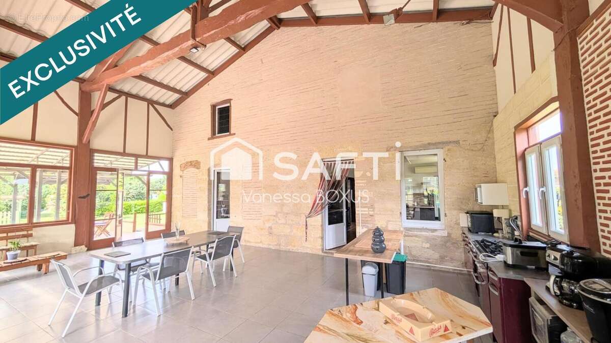 Maison 262 m² à Saint-Pardoux-Du-Breuil  - photo 3