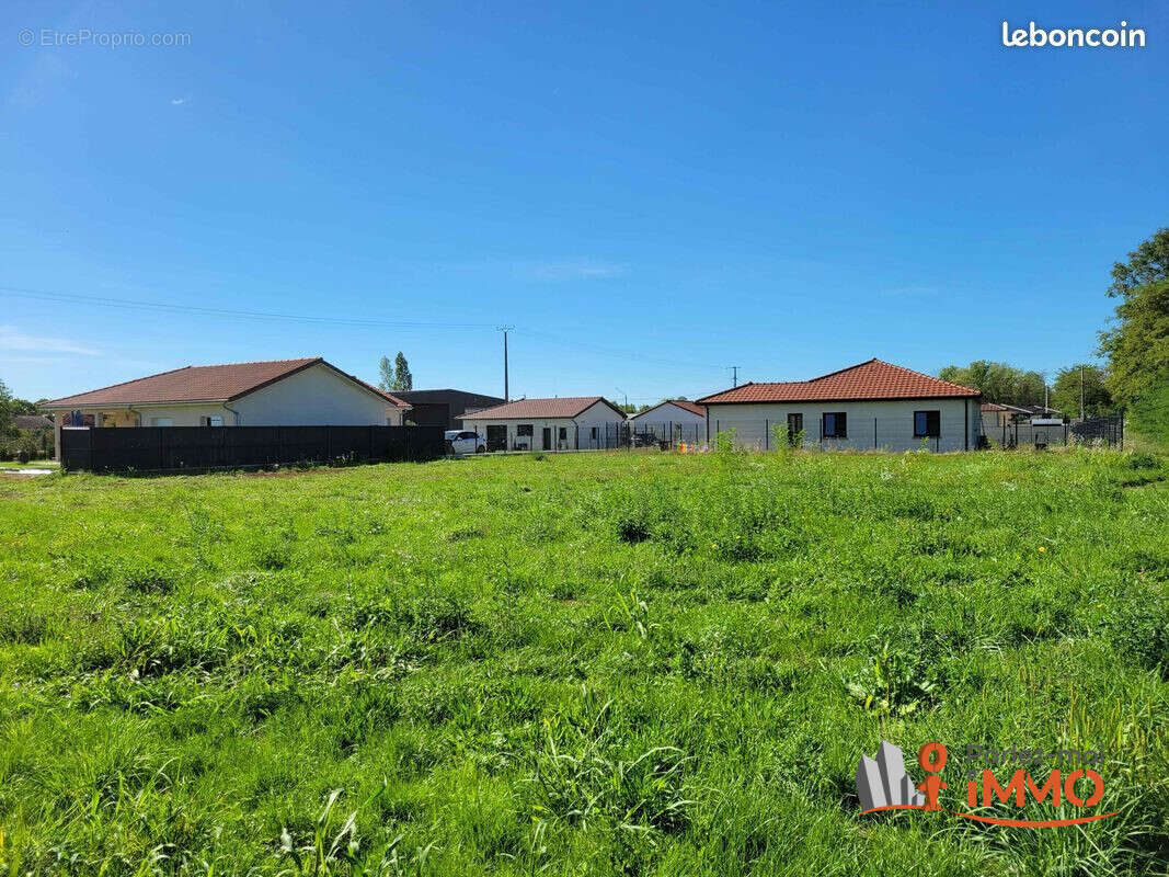 Terrain à MEXIMIEUX