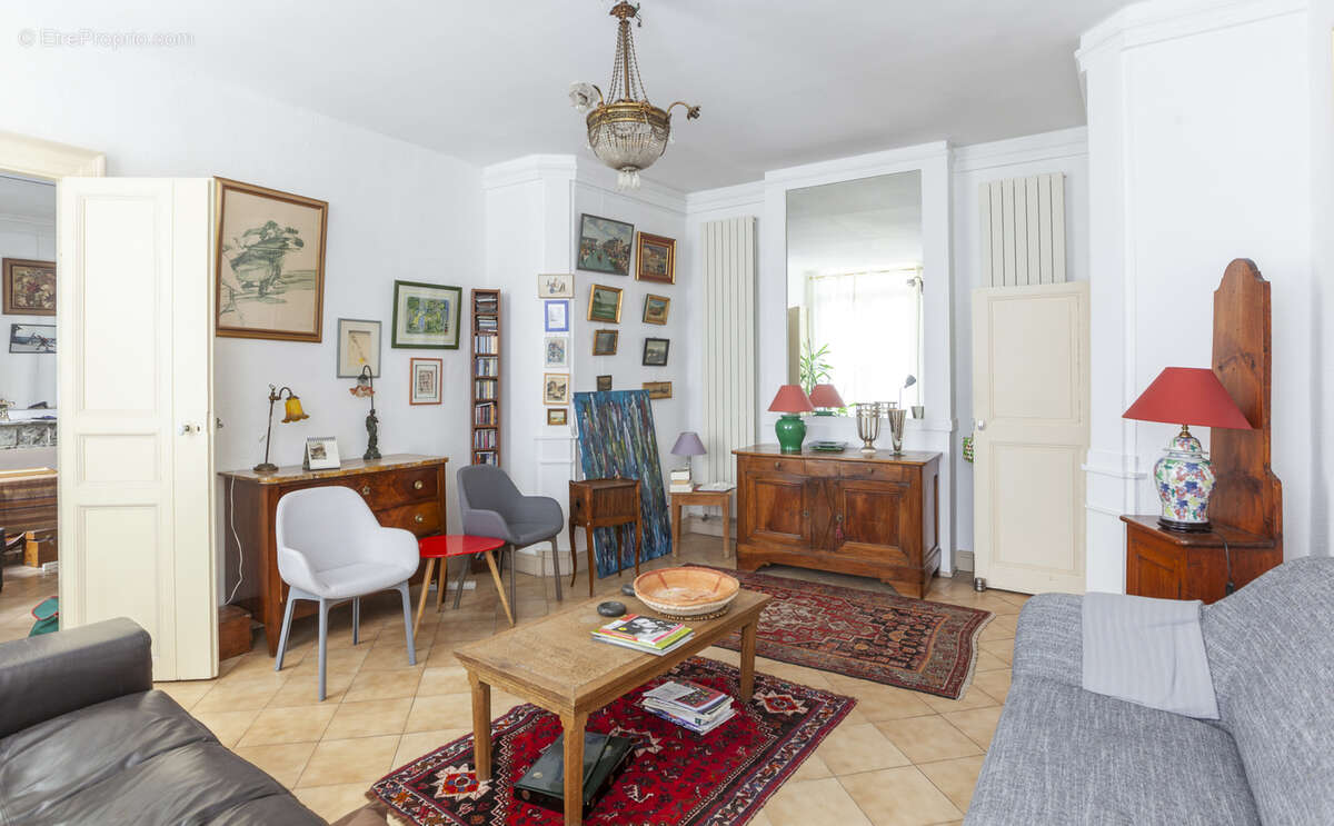 Appartement 5 Pièces de 127 m2, rénové par un architecte - photo 4