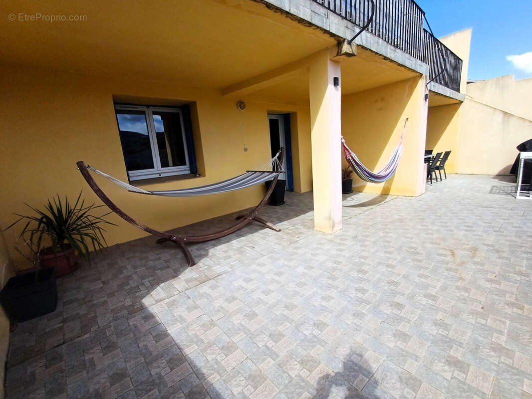 Appartement T4, vue, terrasse et parking (Chataignier), résidence fermée avec piscine et terrain de pétanque - photo 9
