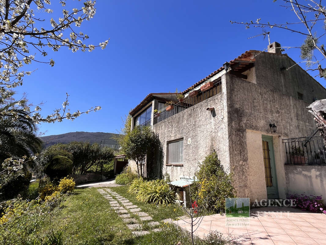 Maison à CHATEAUNEUF-GRASSE