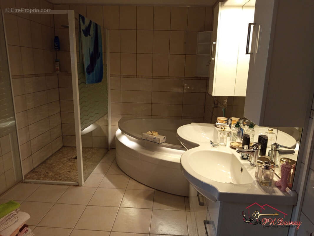 Maison à SAINT-JULIEN-LES-ROSIERS