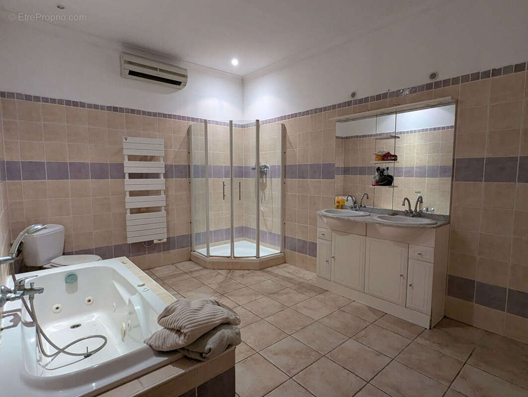 Commerce à SALERNES