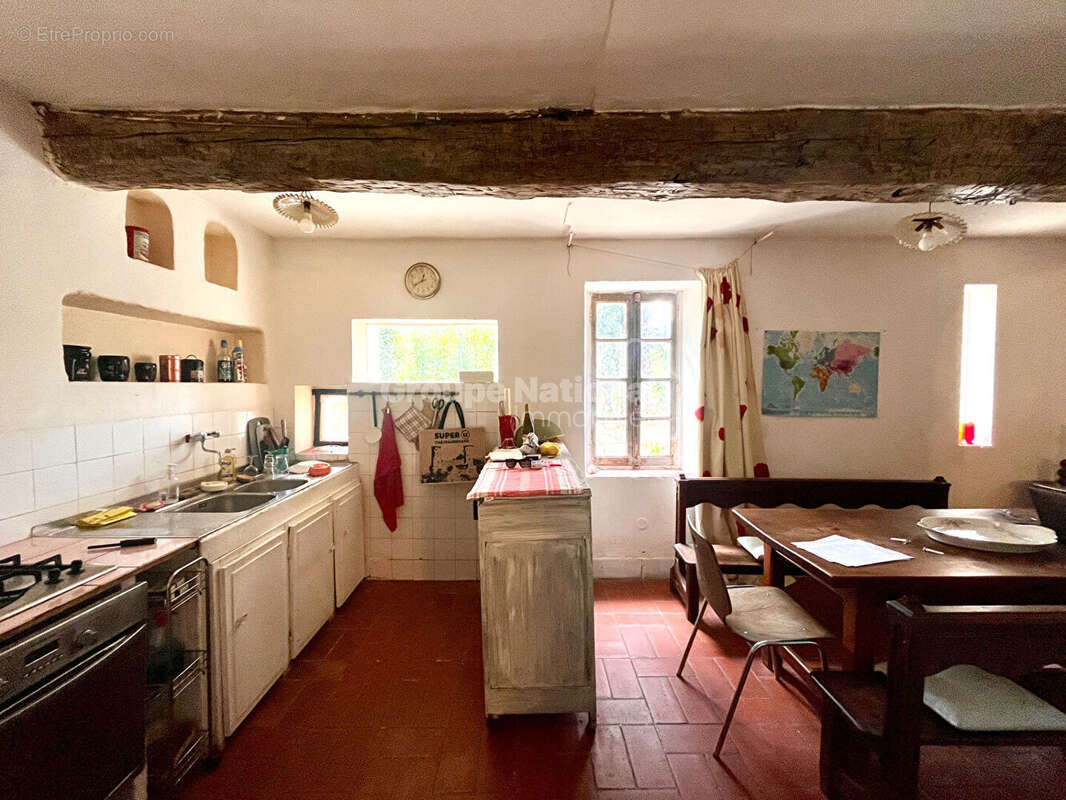 Quartier recherché, mas à rénover+ grange sur 1900 m² de terrain - photo 6