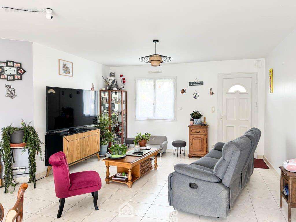 La pièce de vie est ouverte sur la cuisine... - Maison à MAULEON