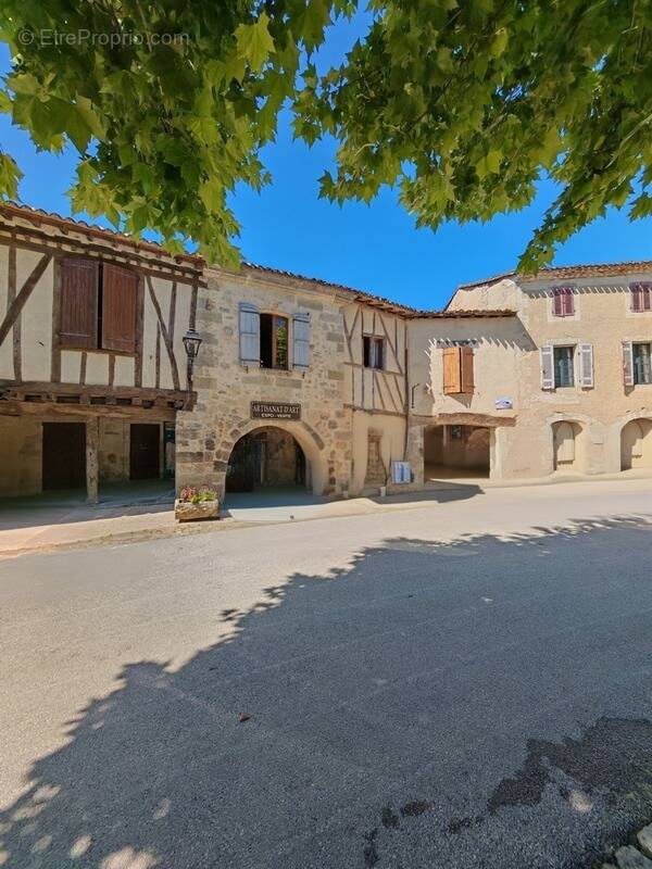 INVESTISSEMENT LOCATIF RARE – Immeuble de rapport au cœur de FOURCÈS, l'un des Plus Beaux Villages de France - photo 1