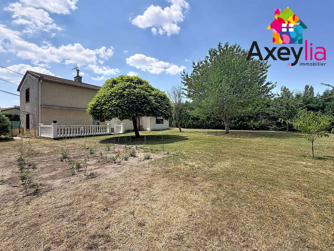 A vendre - secteur balbigny - maison  rénovée avec terrain arbore et sans vis a vis - photo 11