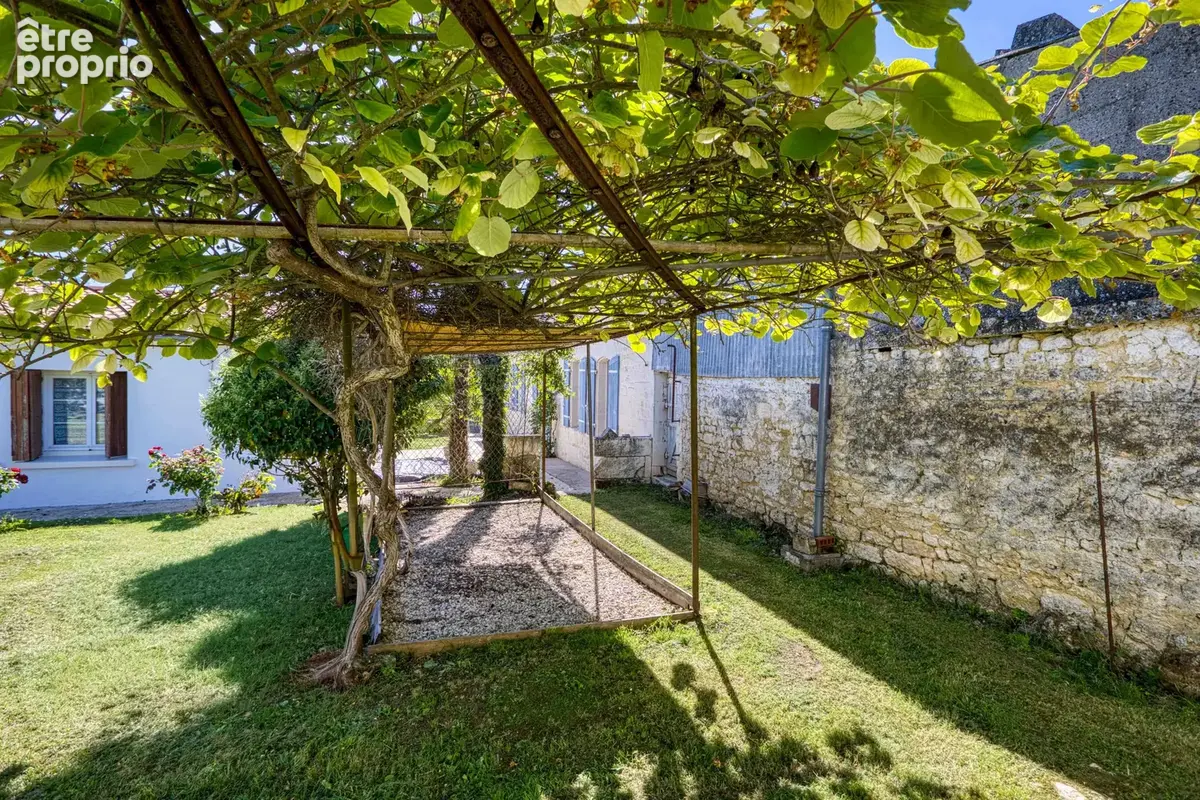 Maison charentaise en pierre de 4 chambres avec une maison d’hôtes de 3 chambres, située entre Jonzac et Pons. - photo 12