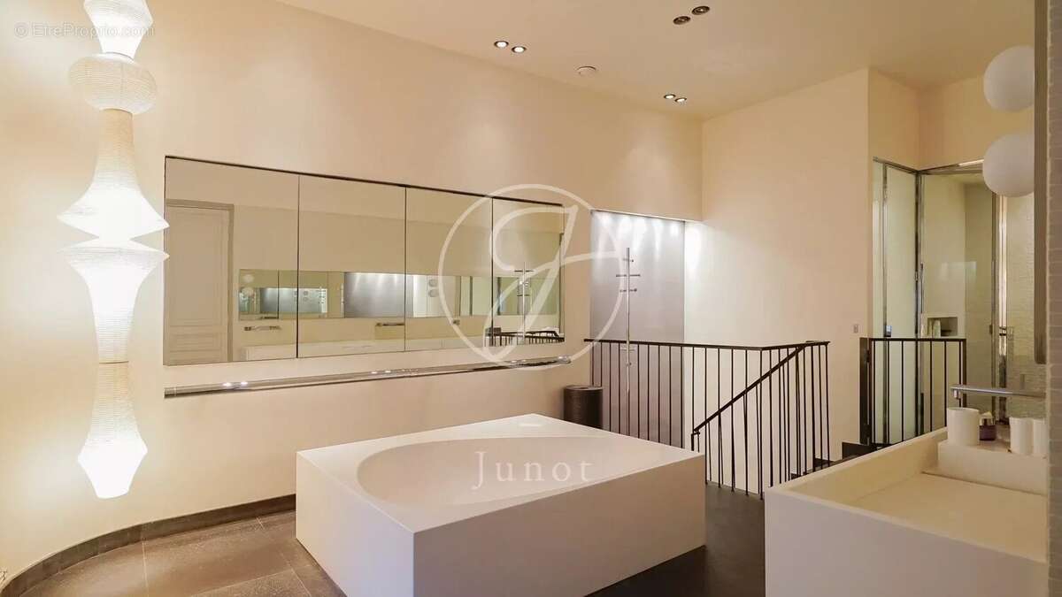 Appartement à PARIS-8E